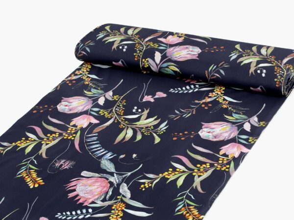 Bavlněná látka růžové květy na modré metráž značky Škodák