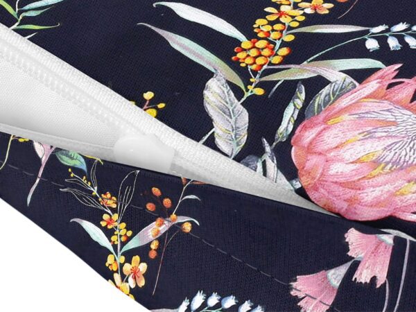 Bavlněný povlak na polštář růžové květy na modré značky Škodák