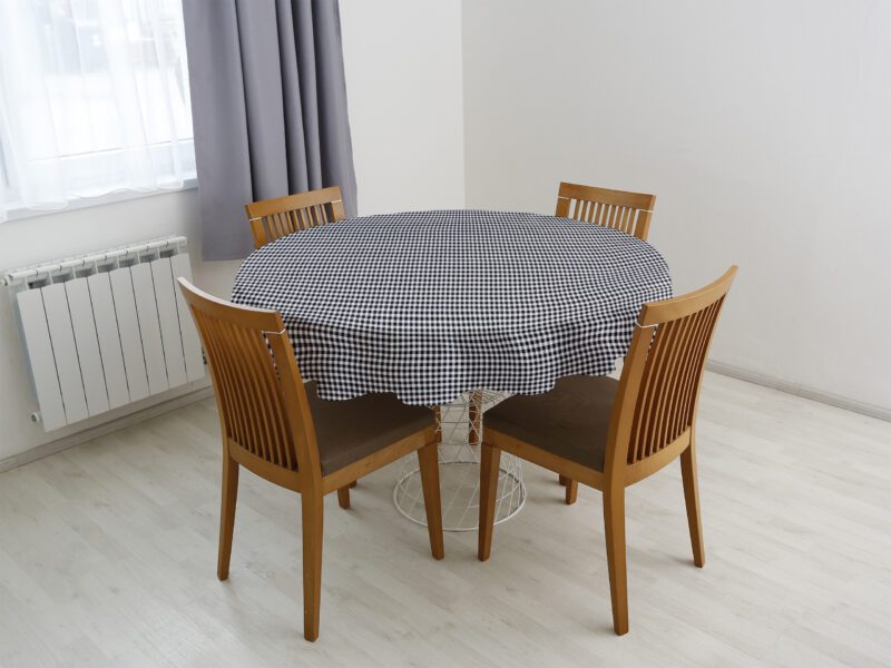 Kulatý bavlněný ubrus černé káro značky Škodák
