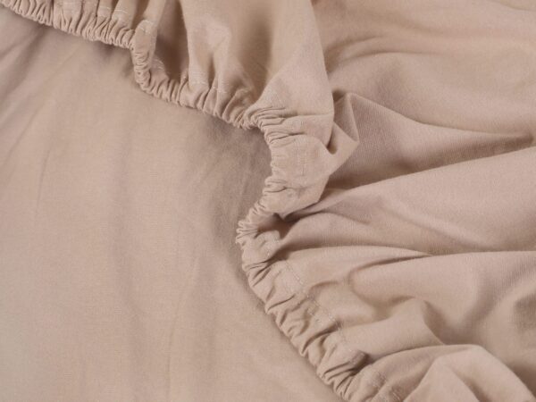 Napínací prostěradlo jersey hnědošedé do školky značky Škodák.