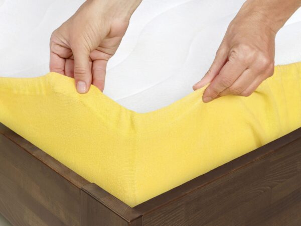 Napínací prostěradlo froté žluté do školky značky Škodák.