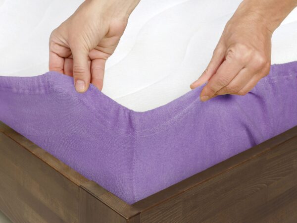 Napínací prostěradlo froté fialové do školky značky Škodák.