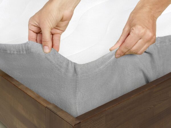 Napínací prostěradlo froté šedé do školky značky Škodák.