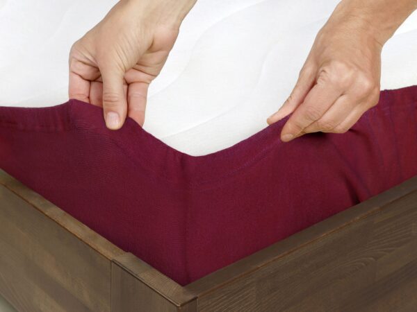 Napínací prostěradlo froté vínové do školky značky Škodák.