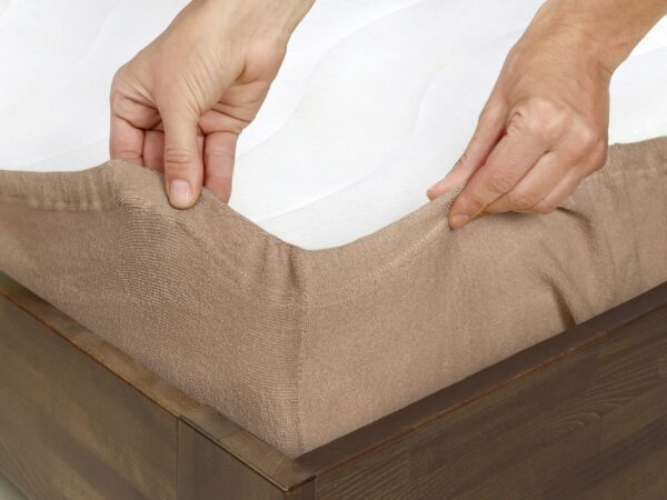 Napínací prostěradlo froté hnědošedé do školky značky Škodák.