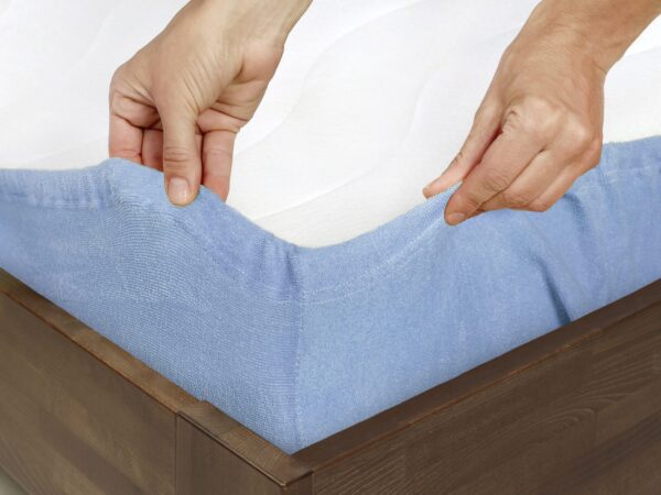 Napínací prostěradlo froté nebesky modré do školky značky Škodák.