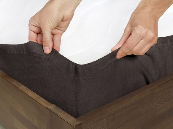 Napínací prostěradlo froté tmavě šedé do školky značky Škodák.