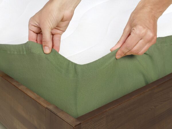 Napínací prostěradlo froté khaki do školky značky Škodák.