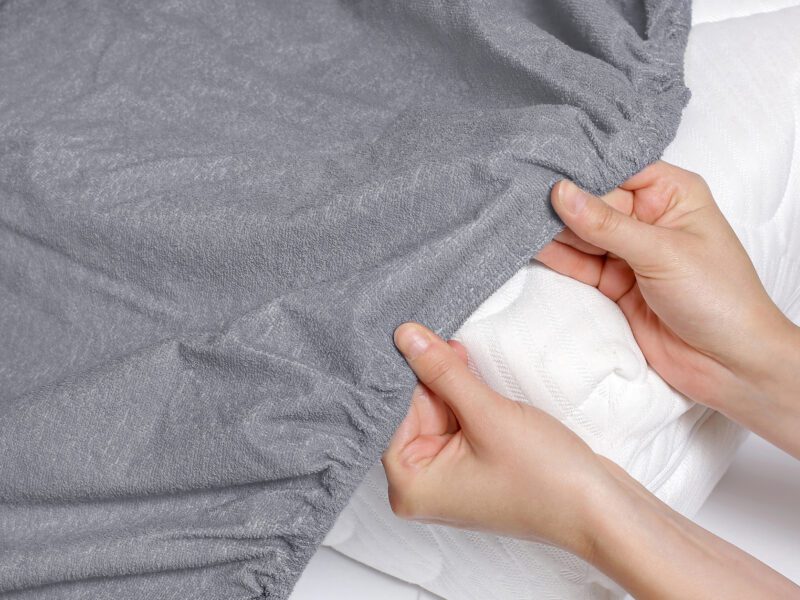 Nepropustné froté napínací prostěradlo šedé do školky značky Škodák