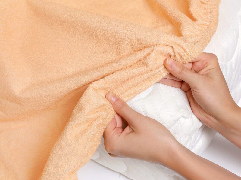 Nepropustné froté napínací prostěradlo lososové do školky značky Škodák
