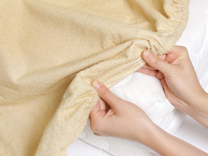 Nepropustné froté napínací prostěradlo béžové do školky značky Škodák