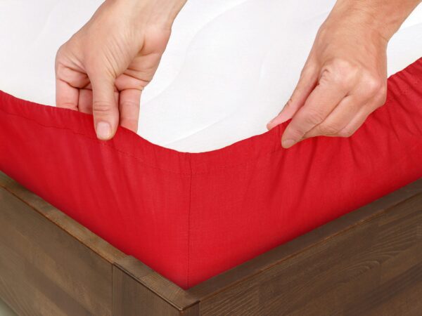 Bavlněné napínací prostěradlo červené - do školky značky Škodák