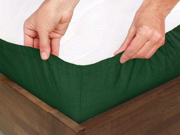 Bavlněné napínací prostěradlo tmavě zelené - do školky značky Škodák