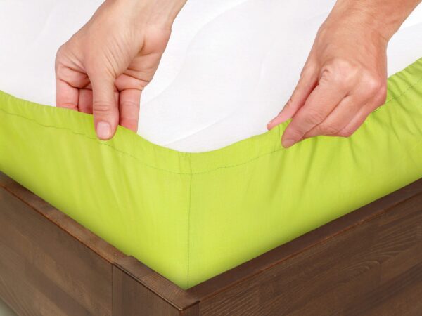 Bavlněné napínací prostěradlo pistáciové - do školky značky Škodák