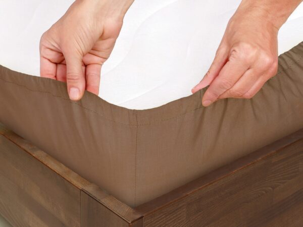 Bavlněné napínací prostěradlo světle hnědé - do školky značky Škodák