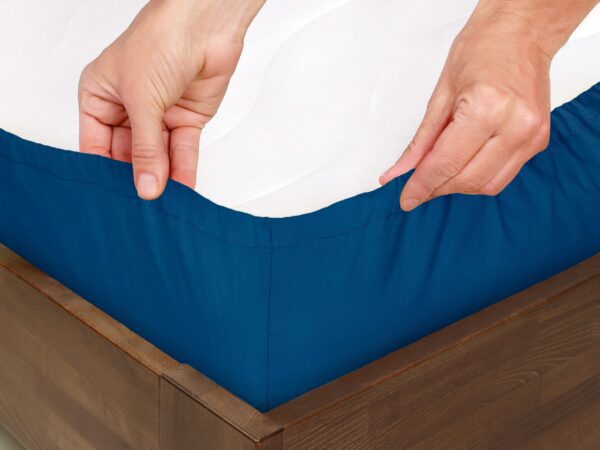 Bavlněné napínací prostěradlo královsky modré- do školky značky Škodák