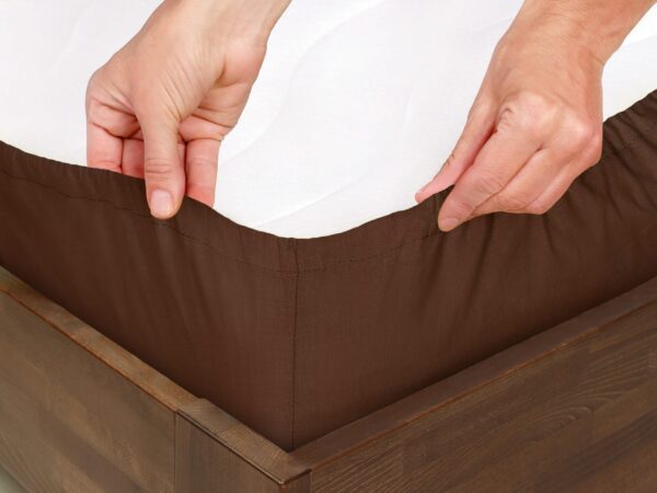 Bavlněné napínací prostěradlo tmavě hnědé - do školky značky Škodák