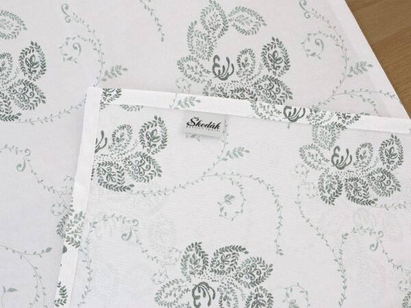 Bavlněný běhoun zelené ornamenty na bílé značky Škodák