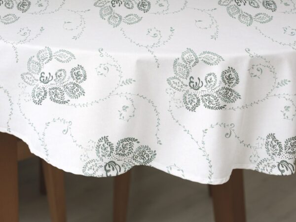 Oválný bavlněný ubrus zelené ornamenty na bílé značky Škodák