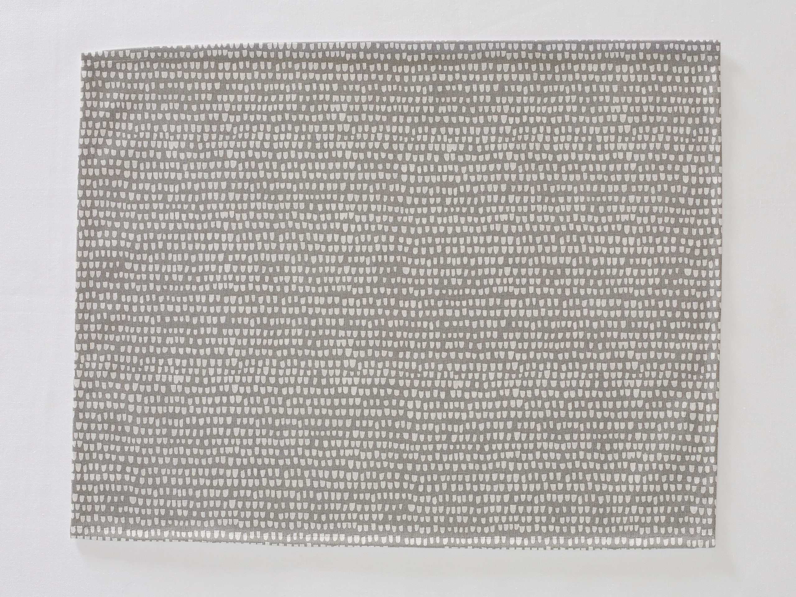 Bavlněné prostírání bílá zrníčka na šedé značky Škodák