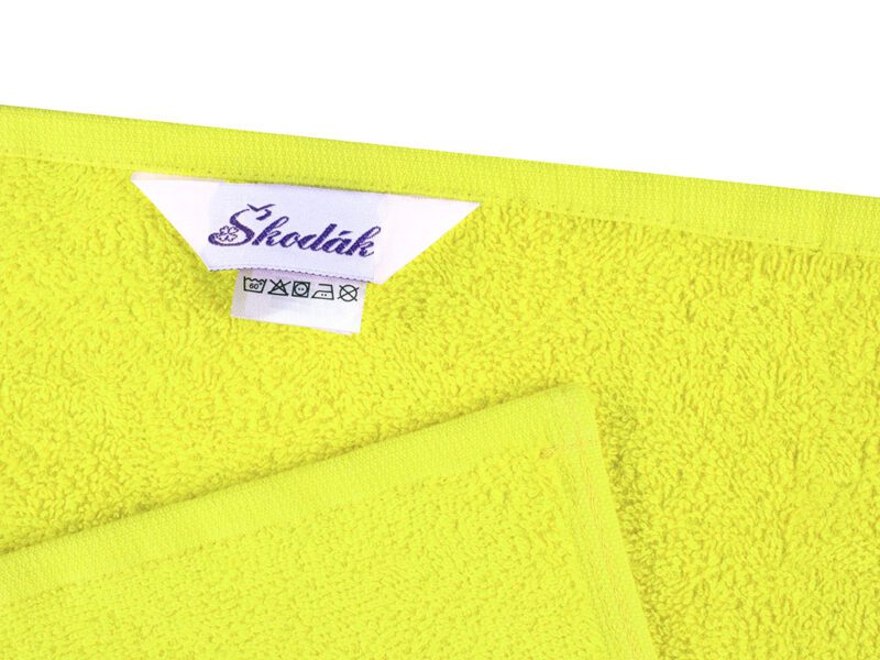 Dětský ručník s výšivkou žlutý do školky značky Škodák