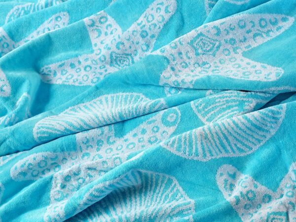 Velká plážová osuška mušle na tyrkysové značky Škodák