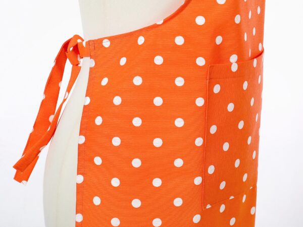 Kuchyňská zástěra Loneta puntíky na oranžové značky Škodák