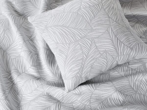 Prošívaný přehoz na postel ornamenty na šedé značky Škodák