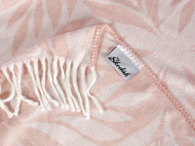 Akrylová deka Melisa růžová lístky značky Škodák