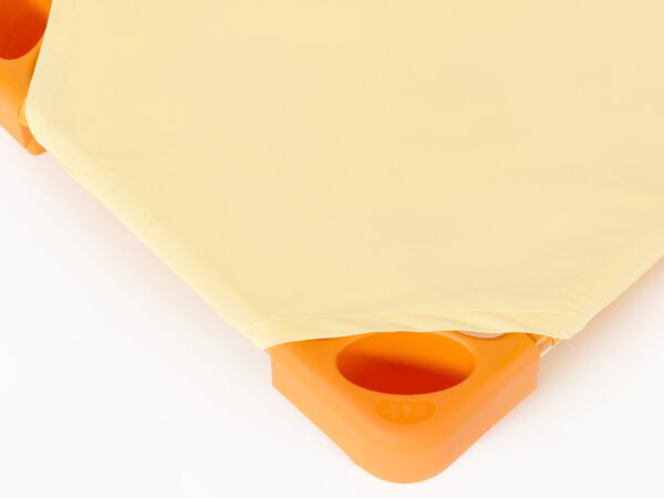 Froté napínací prostěradlo na lehátko smetanové pro školky značky Škodák