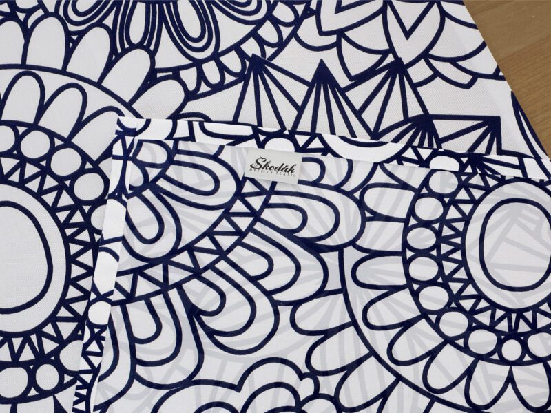 Bavlněný běhoun tmavě modré mandaly na bílé značky Škodák