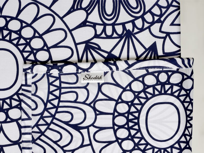 Hranatý bavlněný ubrus tmavě modré mandaly na bílé značky Škodák