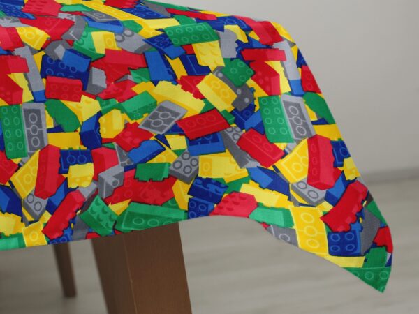 Hranatý bavlněný ubrus barevné lego značky Škodák