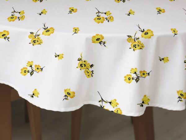 Oválný bavlněný ubrus žluté květy na bílé značky Škodák