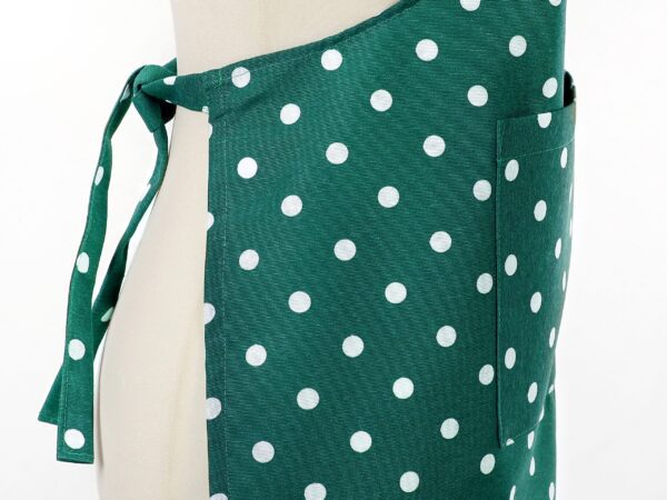 Kuchyňská zástěra Loneta puntíky na tm. zelené značky Škodák