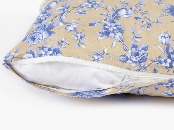 Povlak na polštář Mestral modré květy na režné značky Škodák