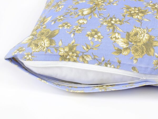 Povlak na polštář Mestral hnědé květy na modré značky Škodák