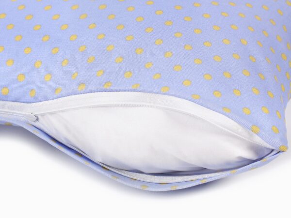 Povlak na polštář Mestral hnědé puntíky na modré značky Škodák