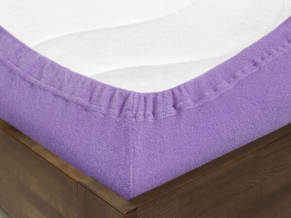 Froté prostěradlo světle fialové pro hotely s napínací gumou značky Škodák.
