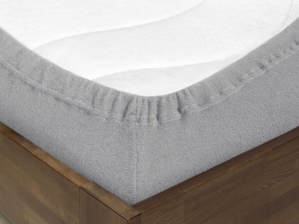 Froté prostěradlo šedé pro hotely s napínací gumou značky Škodák.