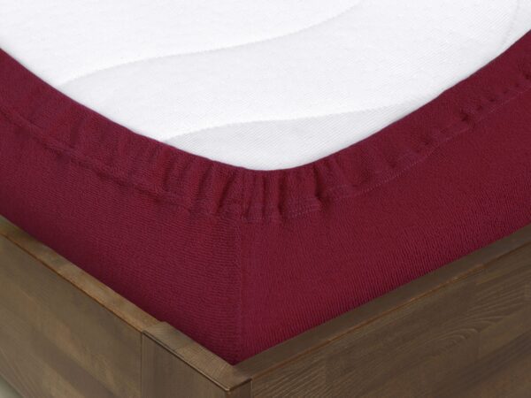 Froté prostěradlo vínové pro hotely s napínací gumou značky Škodák.
