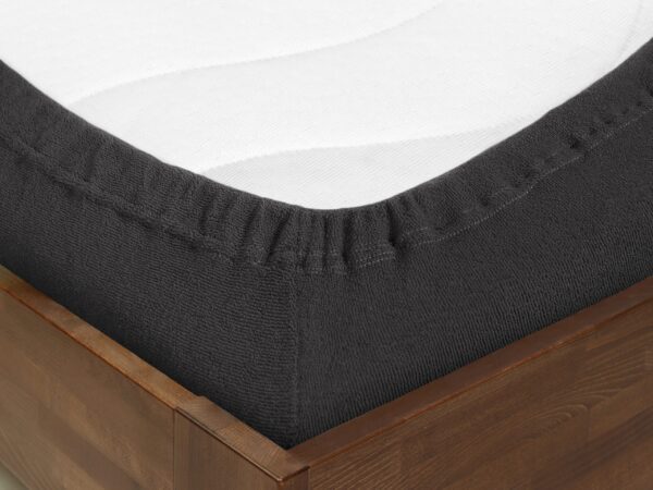 Froté prostěradlo tmavě šedé pro hotely s napínací gumou značky Škodák.