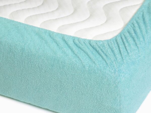 Nepropustné froté prostěradlo světle modré pro hotely s napínací gumou značky Škodák