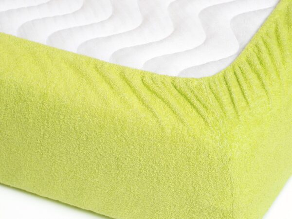 Nepropustné froté prostěradlo světle zelené pro hotely s napínací gumou značky Škodák