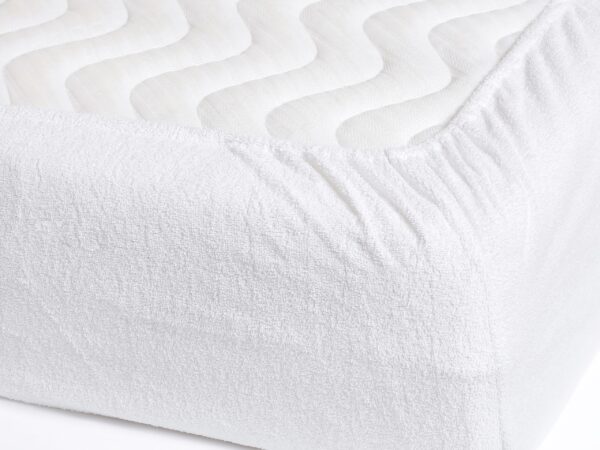 Nepropustné froté prostěradlo bílé pro hotely s napínací gumou značky Škodák