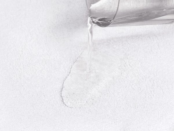 Nepropustné froté prostěradlo bílé pro hotely s napínací gumou značky Škodák