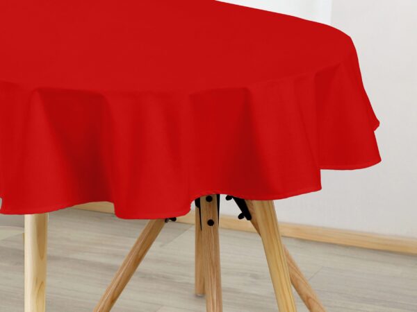 Bavlněný oválný ubrus červený značky Škodák.