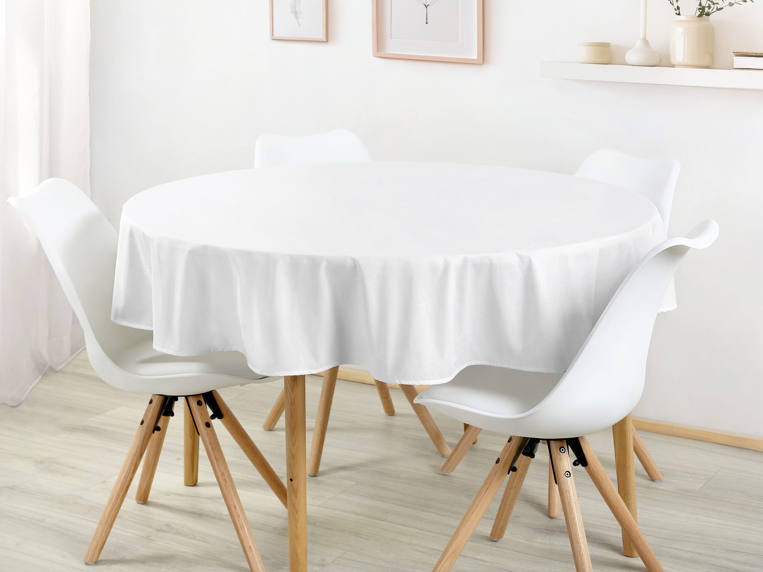 Bavlněný kulatý ubrus bílý značky Škodák.