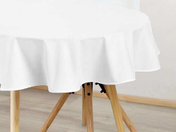 Bavlněný oválný ubrus bílý značky Škodák.