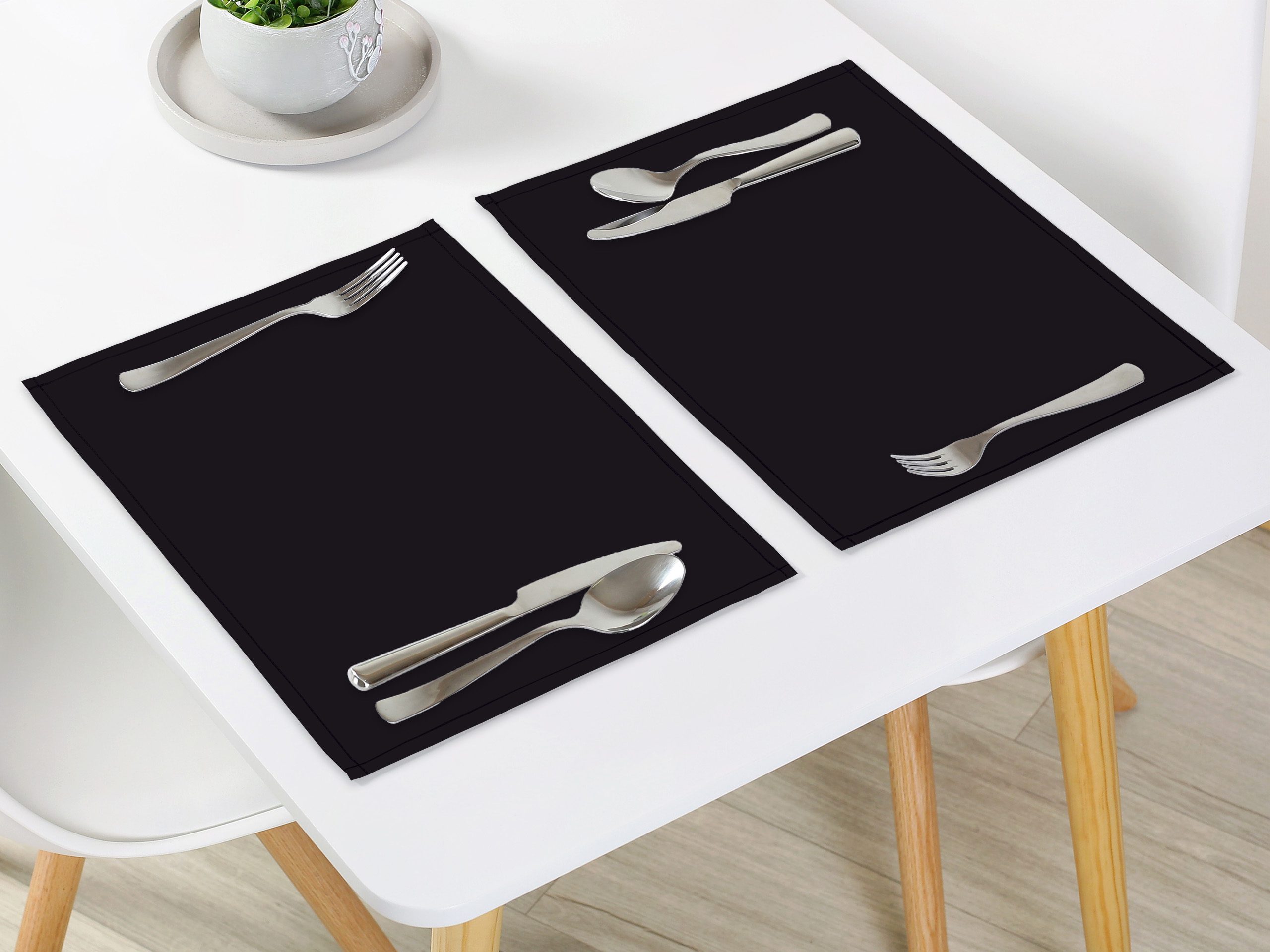 Bavlněné prostírání černé značky Škodák.